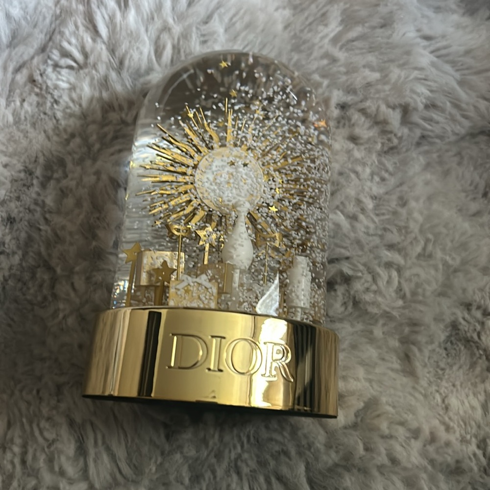 Snow globe in gold